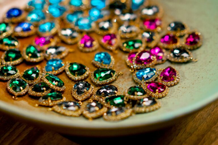 Jak rozpoznać fałszywe kamienie szlachetne?- Wskazówki i metody identyfikacji autentyczności kamieni.