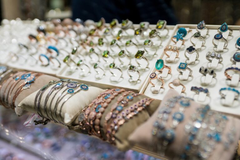 Inwestowanie w kamienie szlachetne: Czy kamienie mogą być dobrą lokatą kapitału? Analiza rynku i wartości.