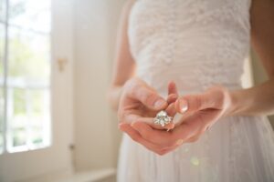 Kamienie szlachetne w modzie ślubnej - ponadczasowy symbol elegancji 16 d4