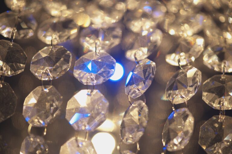 Jak dbać o biżuterię z kamieniami szlachetnymi?